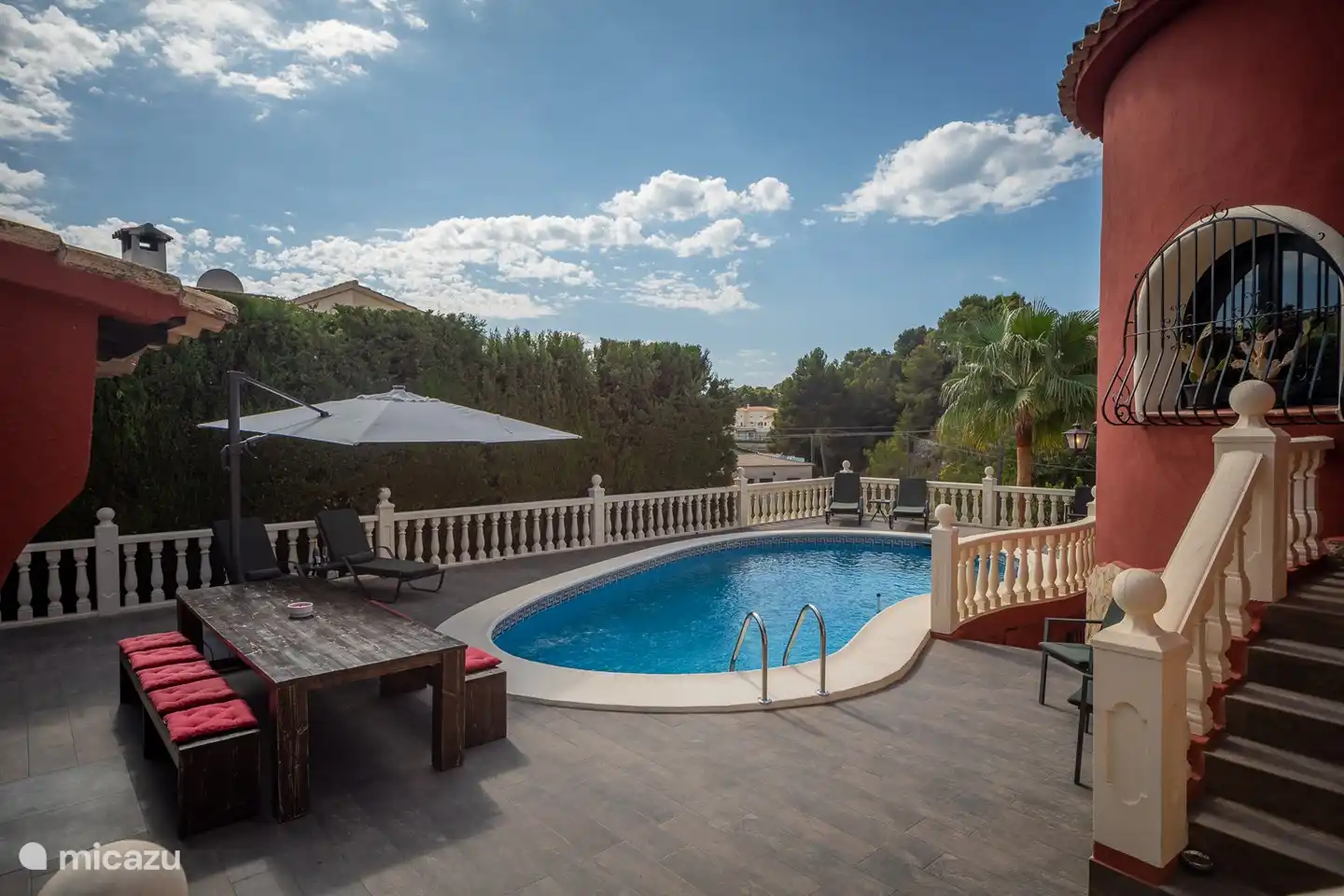 Mucha privacidad en la piscina, hay muebles como tumbonas, sillas, etc. para más de 10 personas.