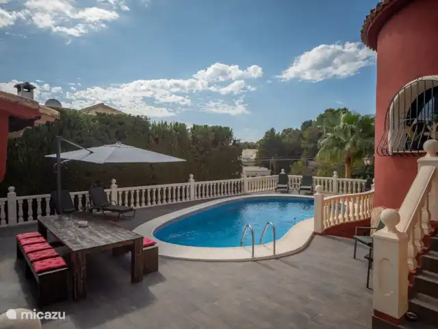 La Casa Roja Benissa huren in Spanje, Costa Blanca, Benissa - villa Volop privacy aan het zwembad, er is meubilair zoals ligbedden, stoelen etc voor meer dan 10 personen