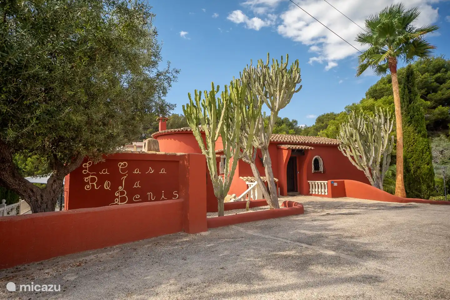 Mural del nombre de la casa
en la parte trasera de la casa de barbacoa