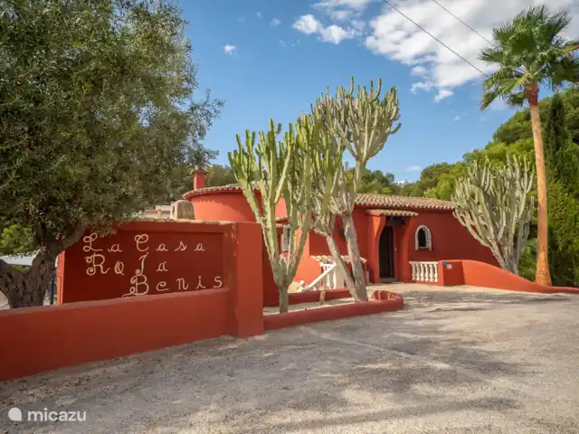 La Casa Roja Benissa huren in Spanje, Costa Blanca, Benissa - villa Muurschildering van de naam van het huis 
op de achterkant van het BBQ huisje