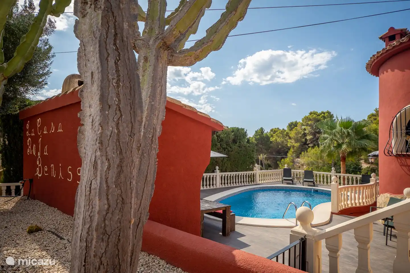 La casa está rodeada de docenas de cactus, es posible que te imagines un poco en México.