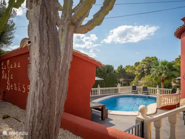 La Casa Roja Benissa huren in Spanje, Costa Blanca, Benissa - villa Het huis is omringt door tientallen cactussen, je waant je misschien wel een beetje in Mexico