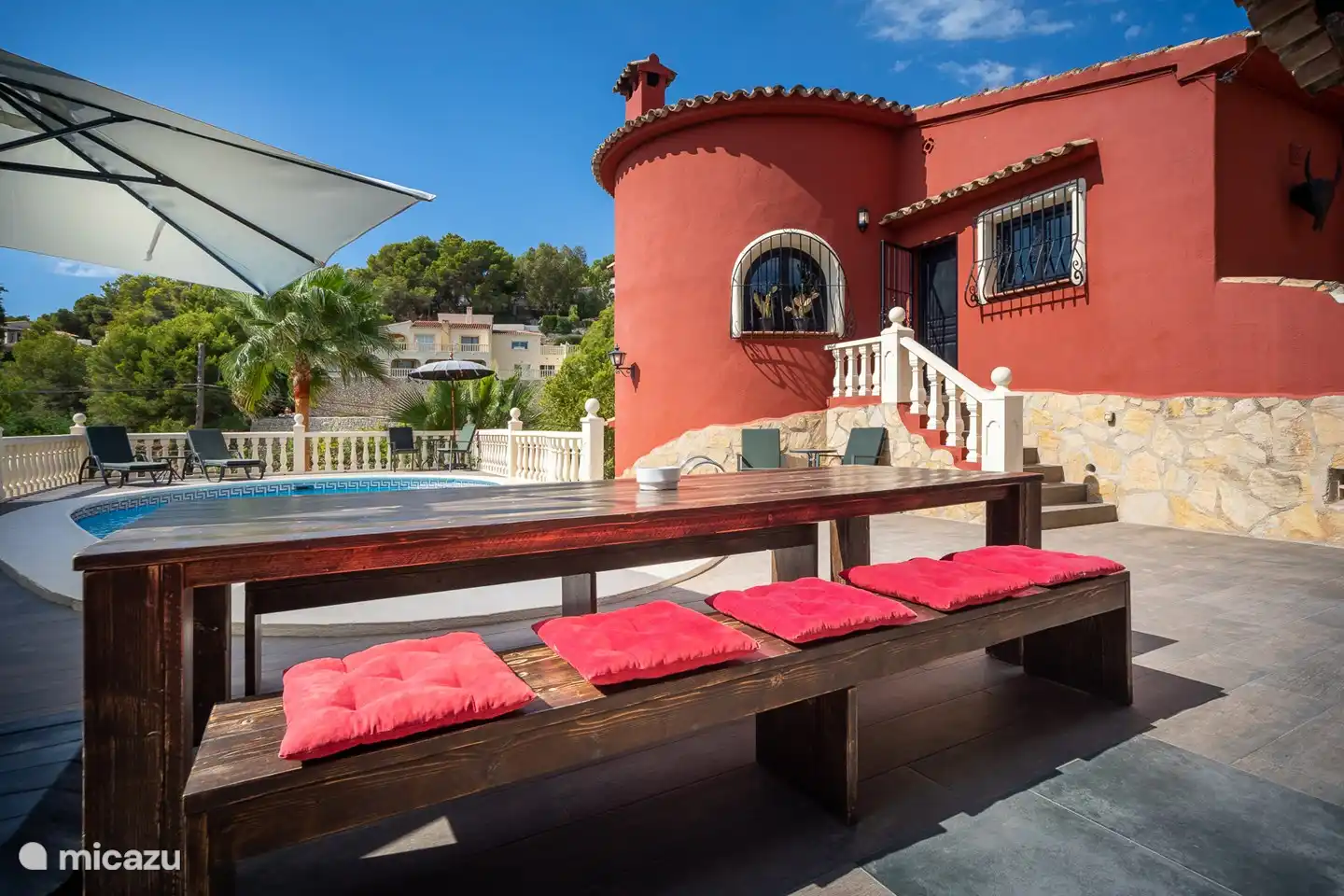 Espacio para comedor (exterior) para un máximo de 10-12 personas, por supuesto también dispones de mesa de comedor para el mismo grupo dentro de la casa