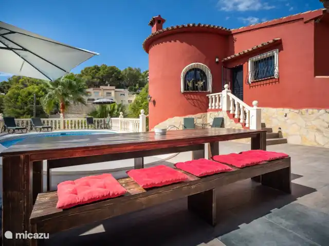 La Casa Roja Benissa huren in Spanje, Costa Blanca, Benissa - villa Ruimte om te dineren (buiten) voor maximaal 10-12 personen, uiteraard heeft u binnen in huis ook een eetkamertafel voor dezelfde groep