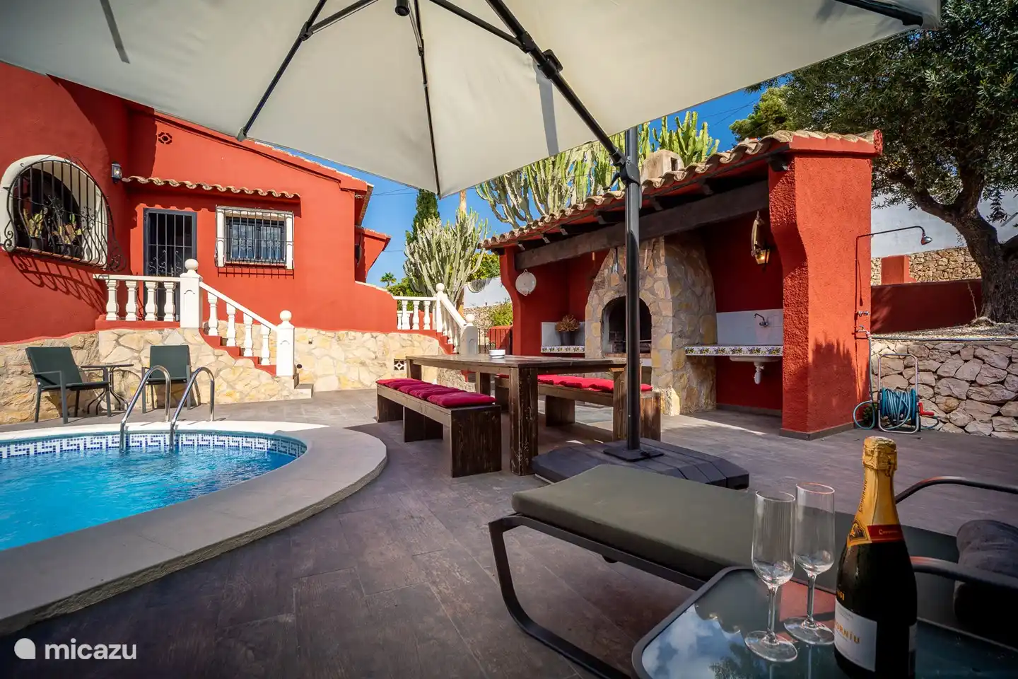 Gran barbacoa junto a la piscina, exterior.
la mesa de comedor es adecuada para más de 10 personas