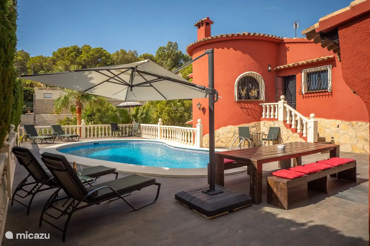 Cena deliciosa o tomar el sol en su propia piscina privada