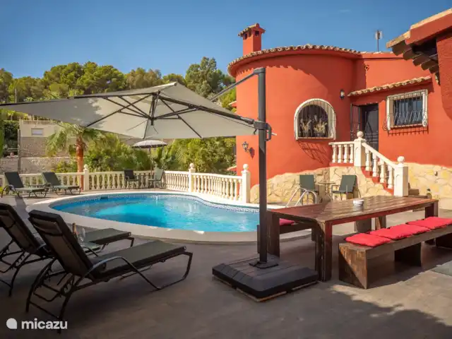 La Casa Roja Benissa huren in Spanje, Costa Blanca, Benissa - villa Heerlijk tafelen en of zonnen aan je volledig eigen prive zwembad