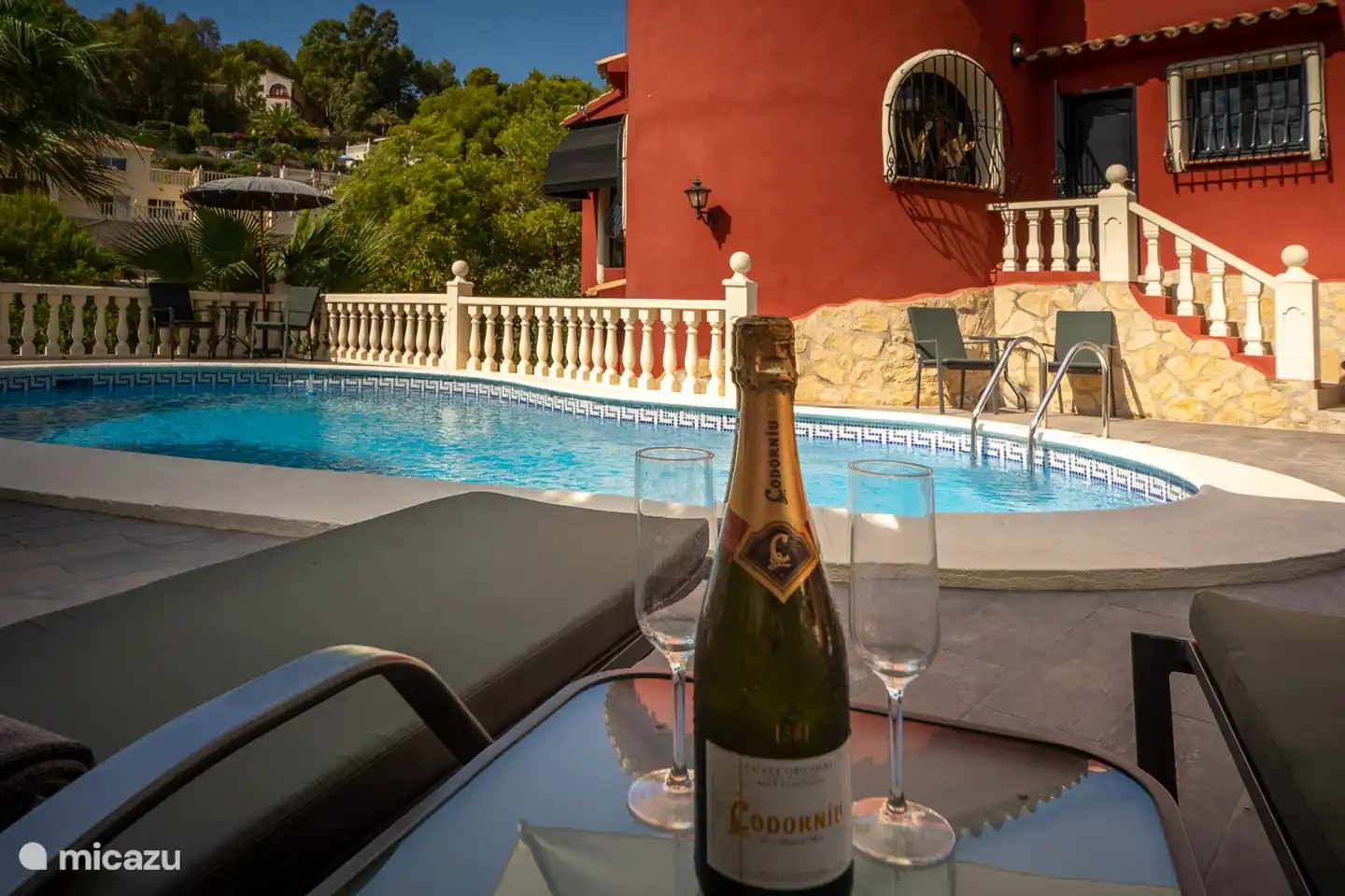 Tumbona, botella de vino, ¿qué más se puede pedir?