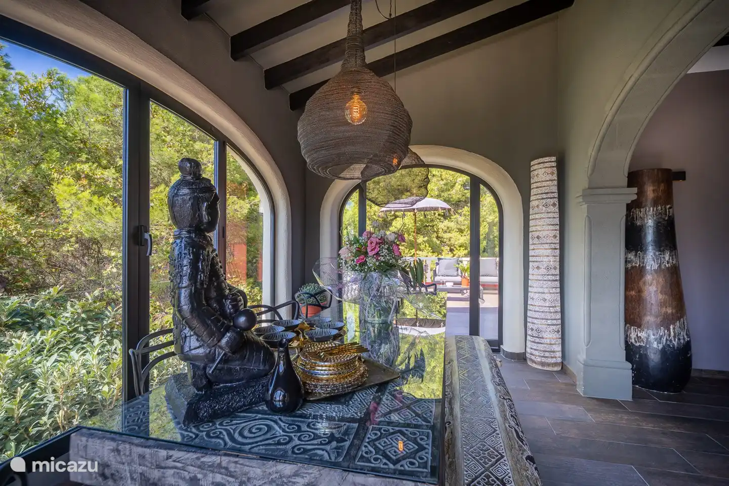 Mesa de comedor en el jardín de invierno, el jardín de invierno se puede abrir y luego tienes una terraza muy espaciosa con muebles.
