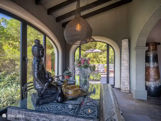 La Casa Roja Benissa huren in Spanje, Costa Blanca, Benissa - villa Eetkamertafel in de serre, serre kan geopend worden en aansluitend beschikt u nog over een zeer ruim terras met beubilair
