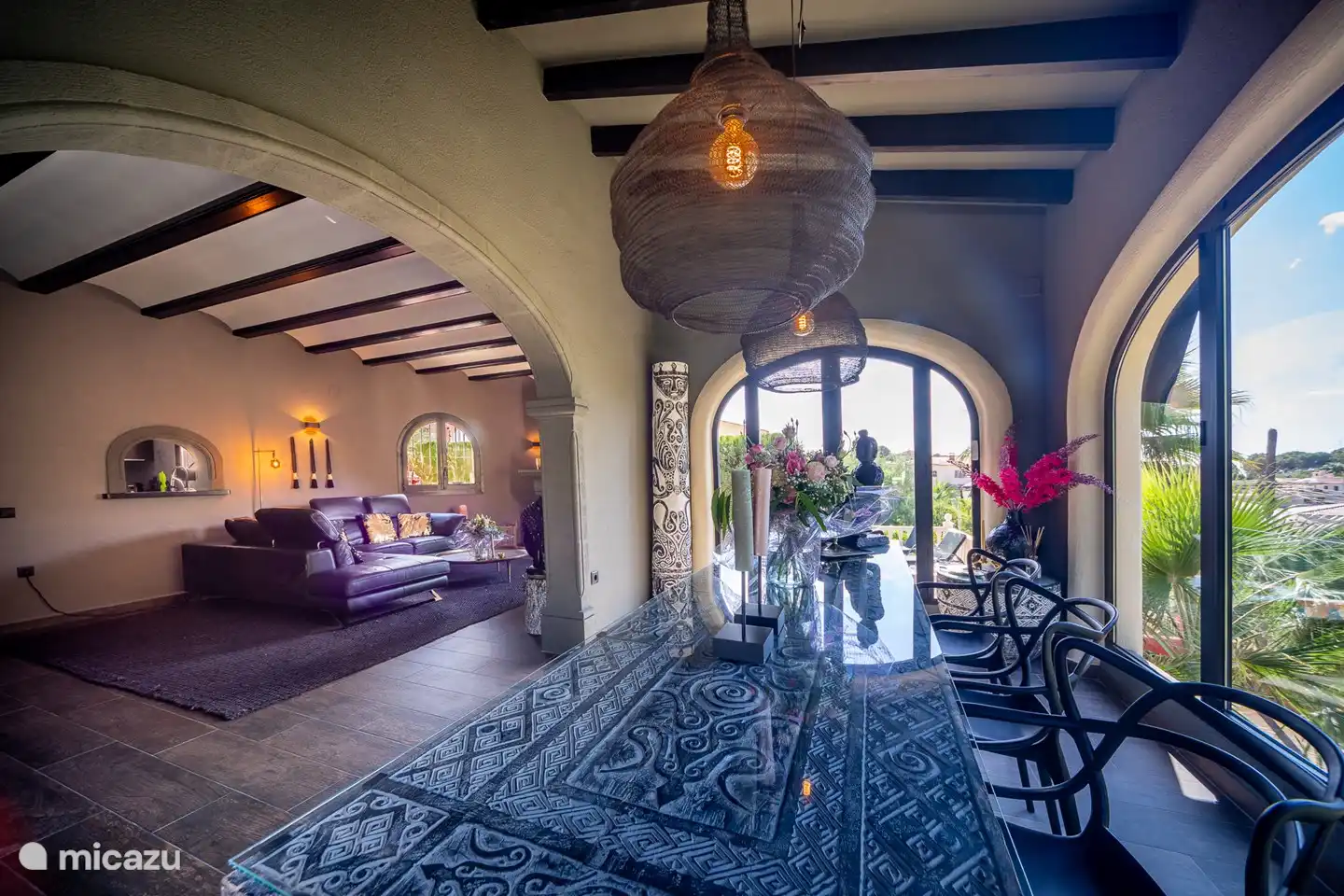 Vista desde el comedor (invernadero) a la acogedora sala de estar