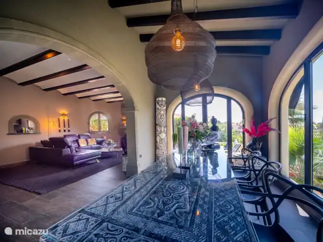 La Casa Roja Benissa huren in Spanje, Costa Blanca, Benissa - villa Uitzicht vanuit de eetkamer (serre) naar de gezellige living