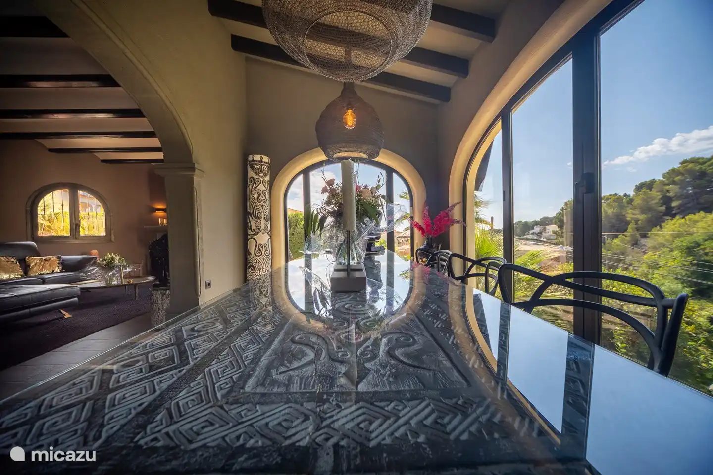 Mesa de comedor para todo el grupo, un lugar encantador durante las noches de invierno un poco más frías