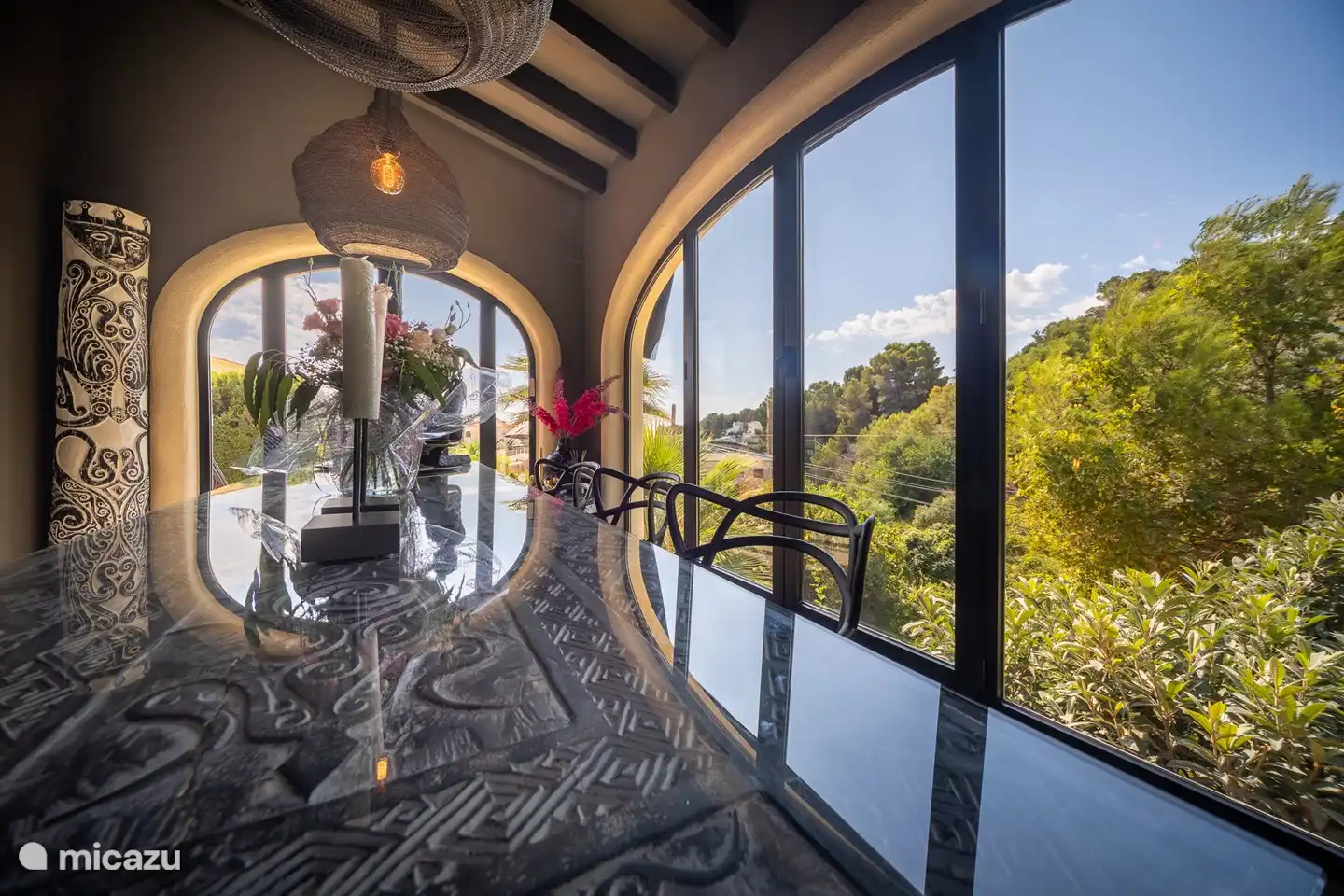 Hermosa vista al valle y al mar desde el comedor/invernadero