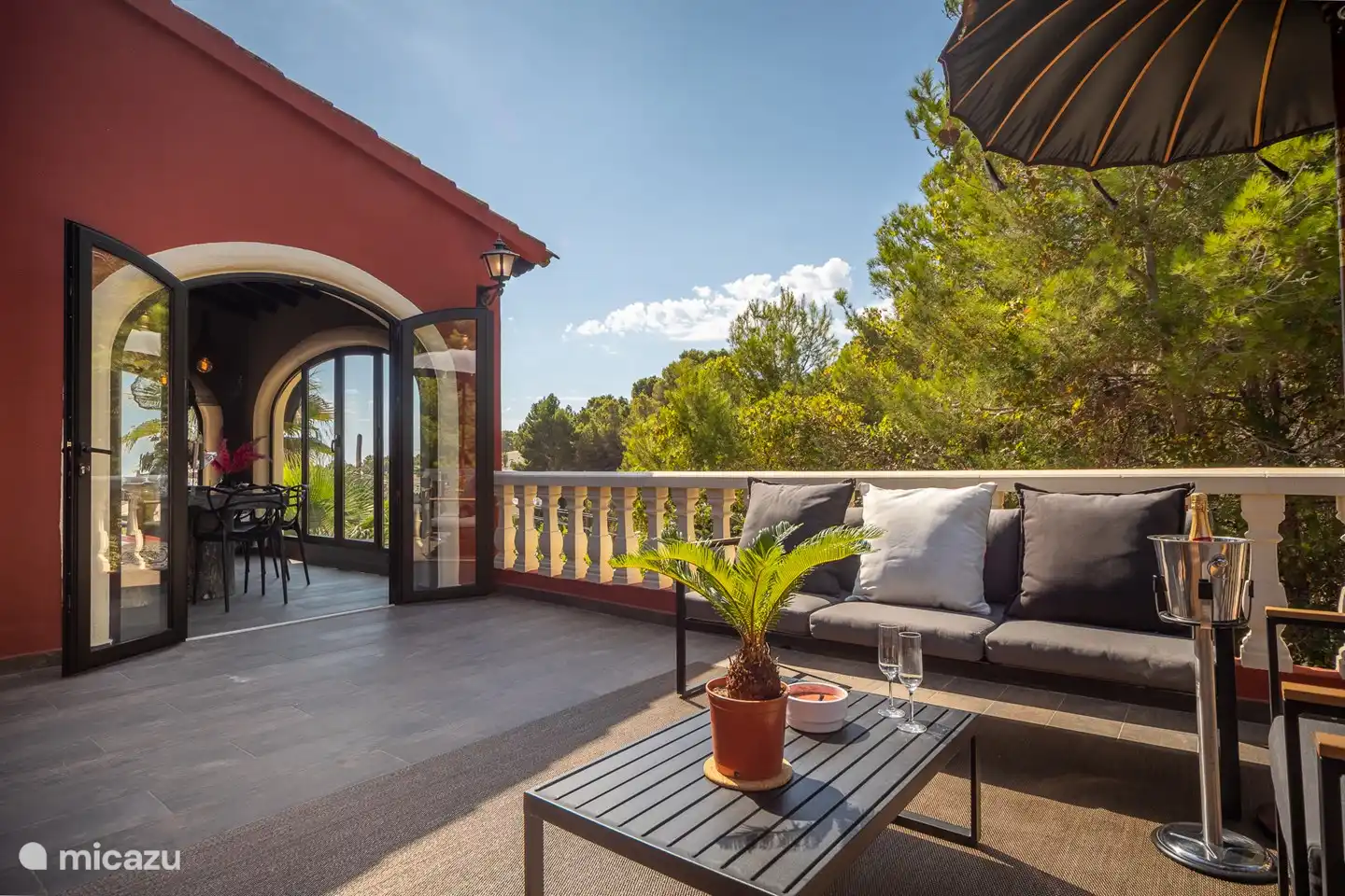 Junto al jardín de invierno se encuentra la acogedora terraza, el último lugar de la noche donde todavía puedes sentarte al sol.
