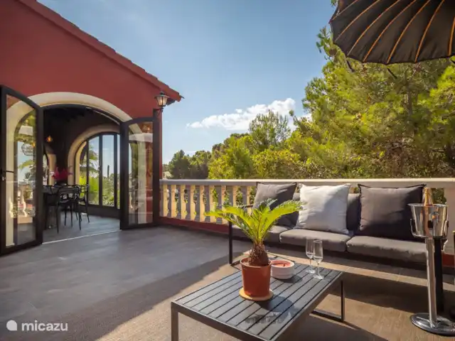 La Casa Roja Benissa huren in Spanje, Costa Blanca, Benissa - villa Aansluitend aan de serre het gezellig terras, laatste plekje in de avond waar u nog lekker in het zonnetje kunt zitten