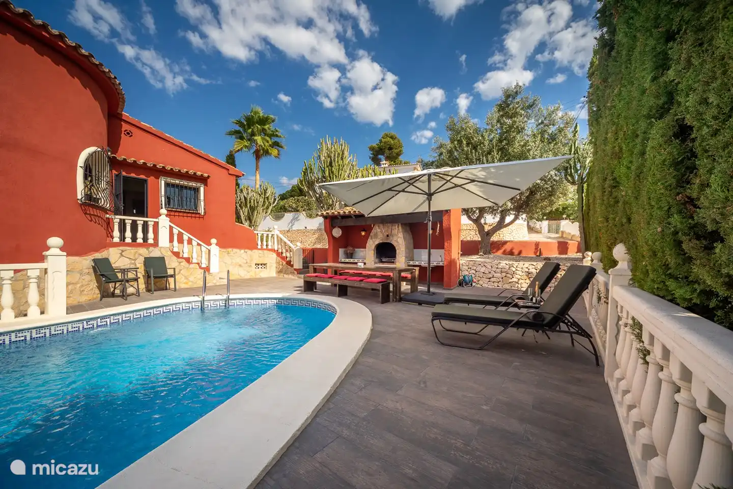 Sol todo el día, pero también hay muchos lugares para encontrar sombra, la gran sombrilla (fija) asegura que pueda cenar al aire libre