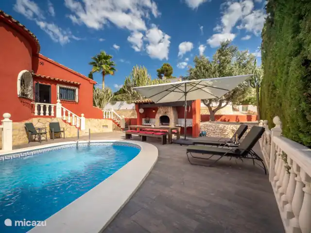 La Casa Roja Benissa huren in Spanje, Costa Blanca, Benissa - villa Hele dag zon maar er zijn ook plekken genoeg om de schaduw op te zoeken, de grote (vaste) parasol zorgt ervoor dat je lekker buiten kunt dineren