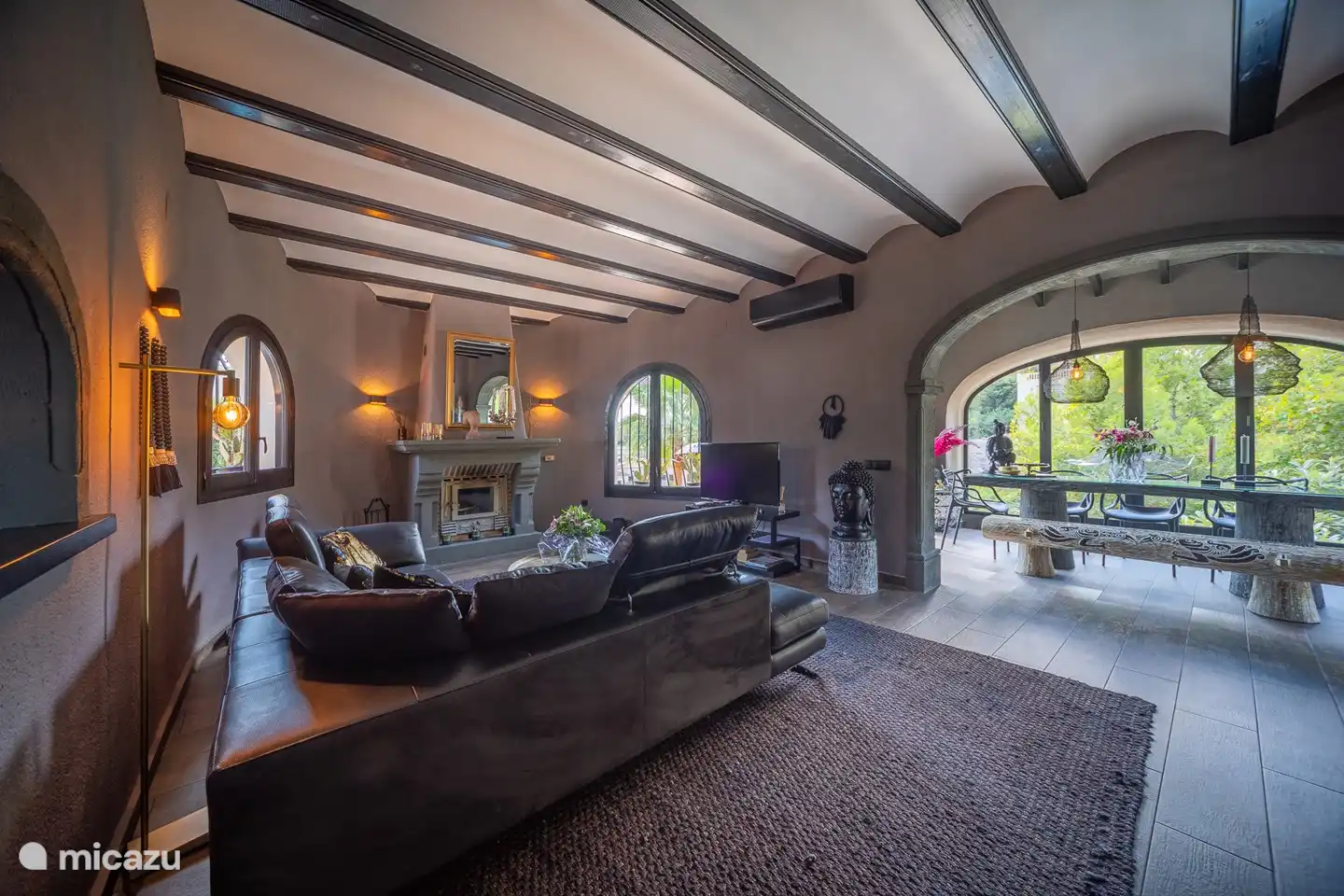 Imagen total de la sala de estar y el jardín de invierno.