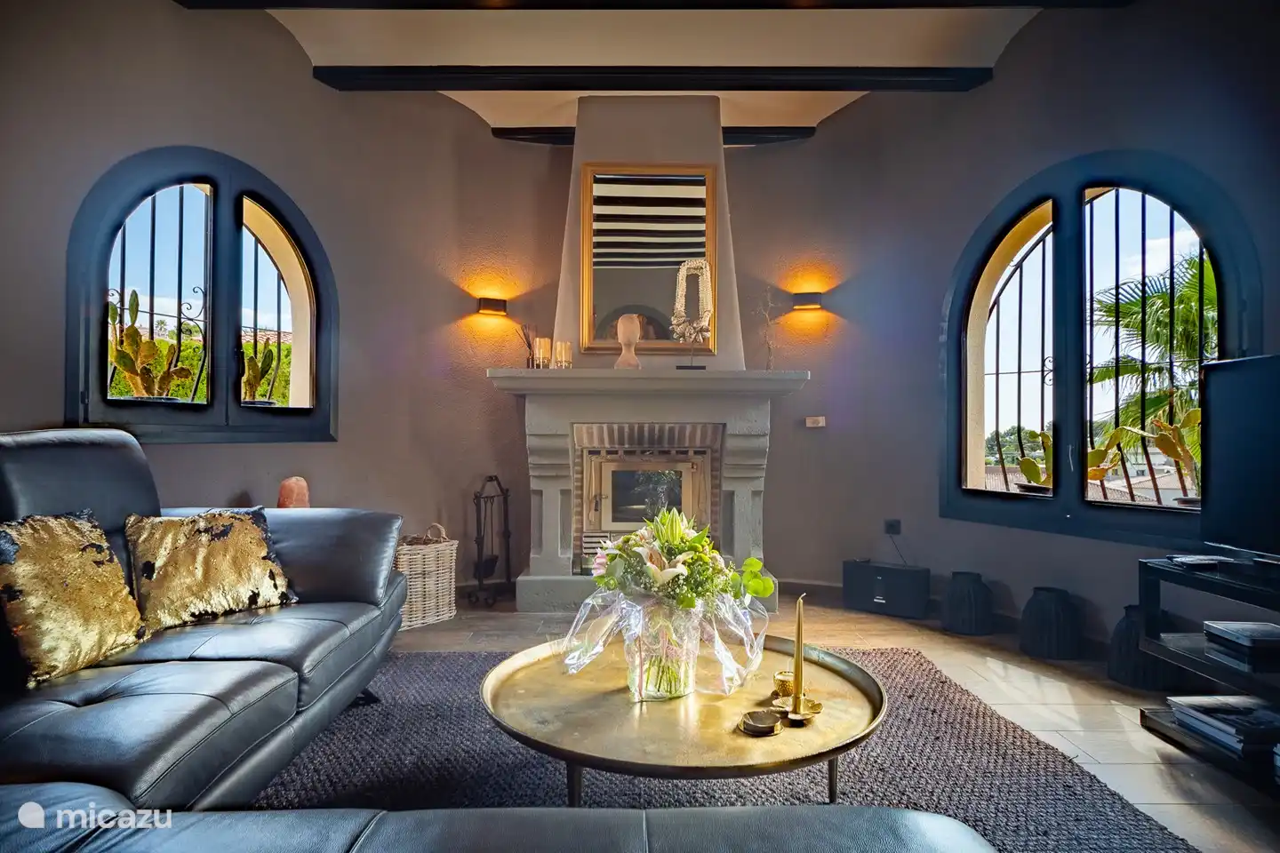 Sala de estar en la planta baja con una acogedora chimenea cerrada, por supuesto para que la use si lo desea.