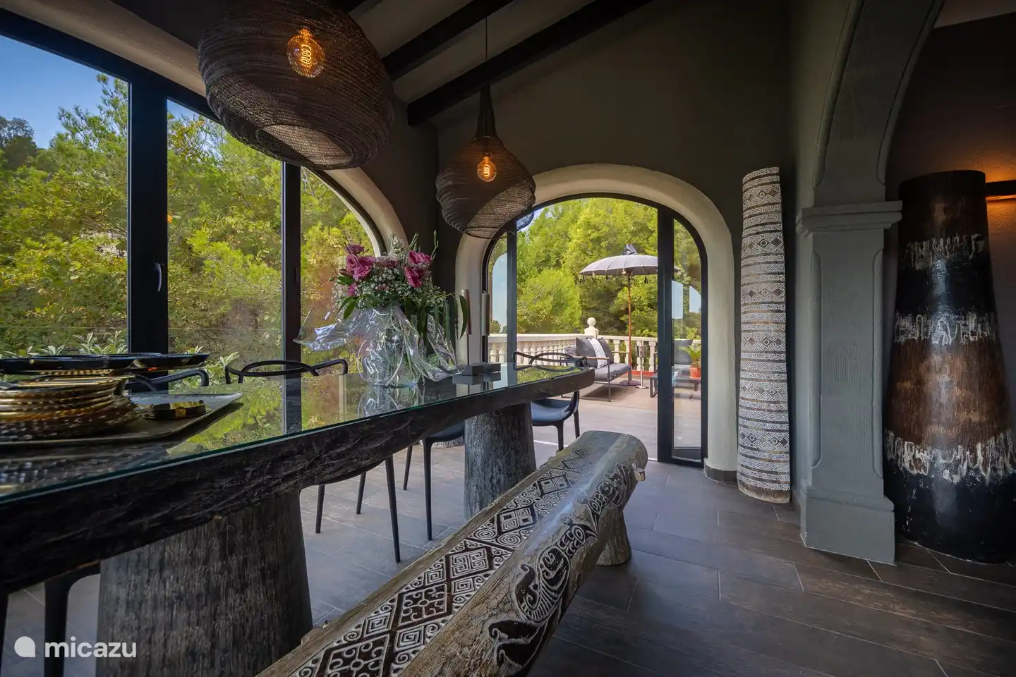 Gran parte del mobiliario proviene de Bali, donde los propietarios también tienen una casa, consulta la web www.balihuis.nu