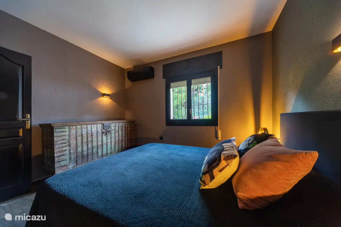 El dormitorio principal, la casa dispone de 5 dormitorios más o menos idénticos con camas de matrimonio