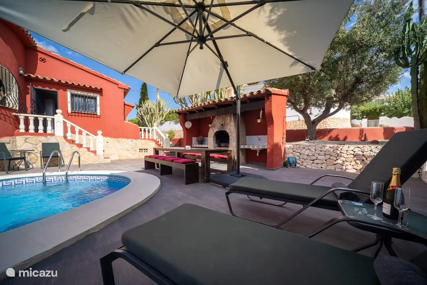 A la izquierda, las escaleras a la cocina, la casa y la cocina son, por lo tanto, muy fáciles de alcanzar desde la piscina.