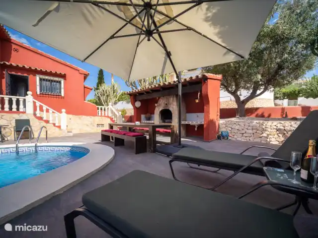 La Casa Roja Benissa huren in Spanje, Costa Blanca, Benissa - villa Links het trapje naar de keuken, het huis en de keuken zijn dus zeer eenvoudig te bereiken vanaf het zwembad