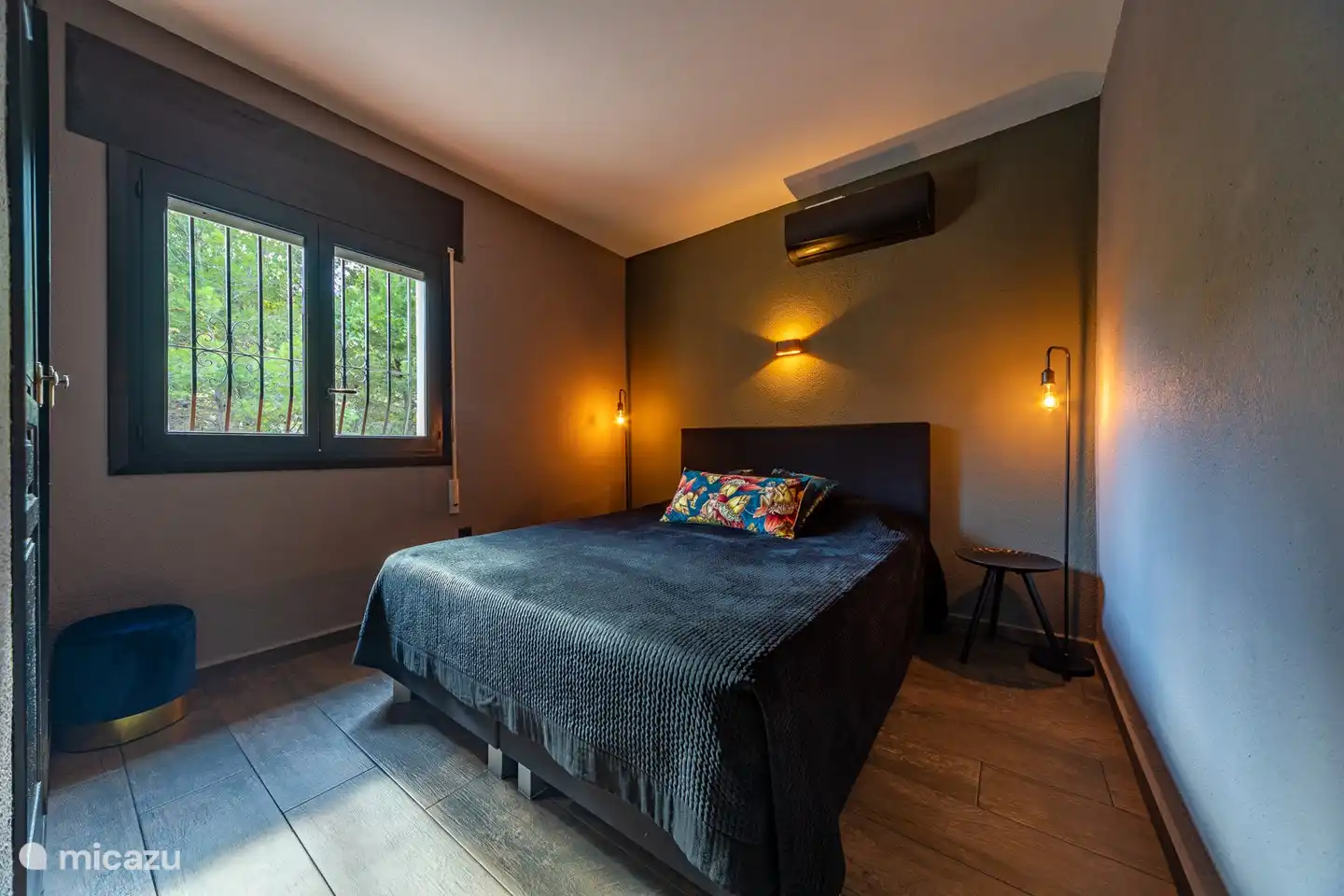 Dormitorio, hay un total de 5 más o menos iguales y por tanto todos con cama de matrimonio