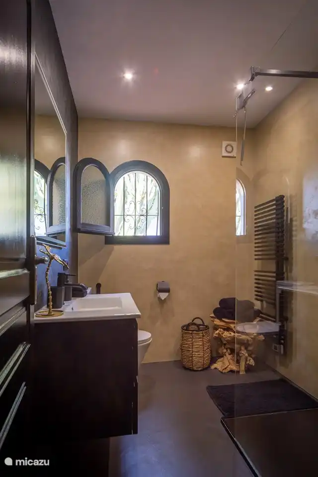 Baño en la planta baja, equipado con todos los lujos, por lo que aquí también encontrarás tu secador de pelo