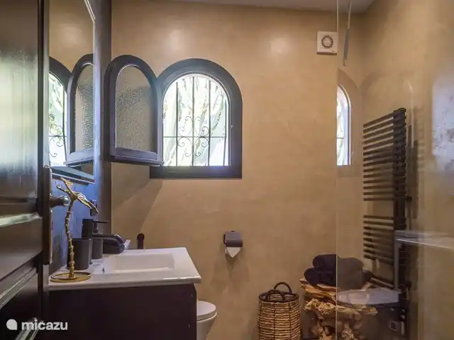 La Casa Roja Benissa huren in Spanje, Costa Blanca, Benissa - villa Badkamer op de begane grond, van alle luxe voorzien dus u vind hier ook uw Föhn etc