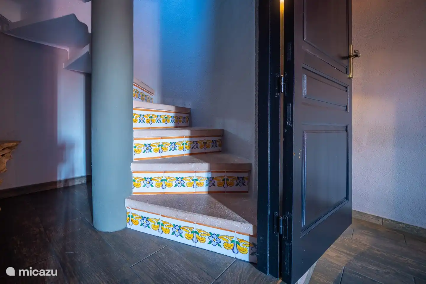 Escalera de caracol española a la planta baja desde -1