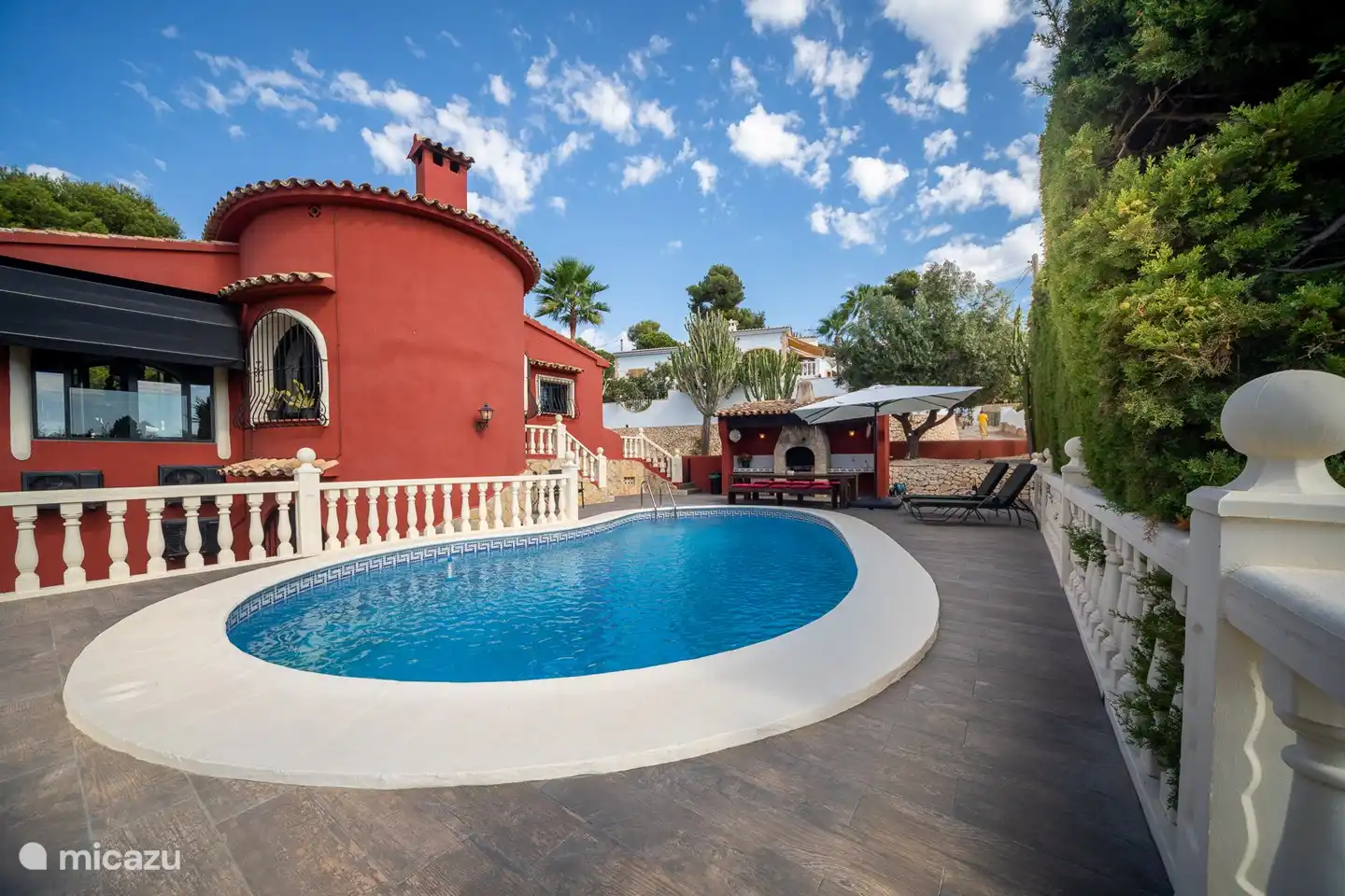 Hermosa piscina que también será confundida a partir de marzo de 2022 por un inversor controlado por paneles solares.