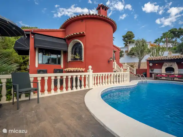 La Casa Roja Benissa huren in Spanje, Costa Blanca, Benissa - villa Zijaangezicht vanuit het zwembad, de volledig automatische markiezen zorgen ervoor dat het in huis altijd lekker koel is