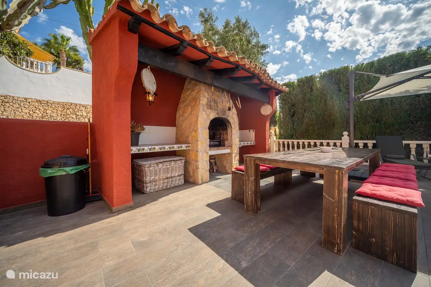 Barbacoa y ducha de piscina en la terraza siempre soleada