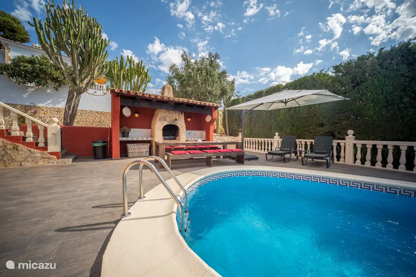 Precioso jardín con una hermosa piscina.