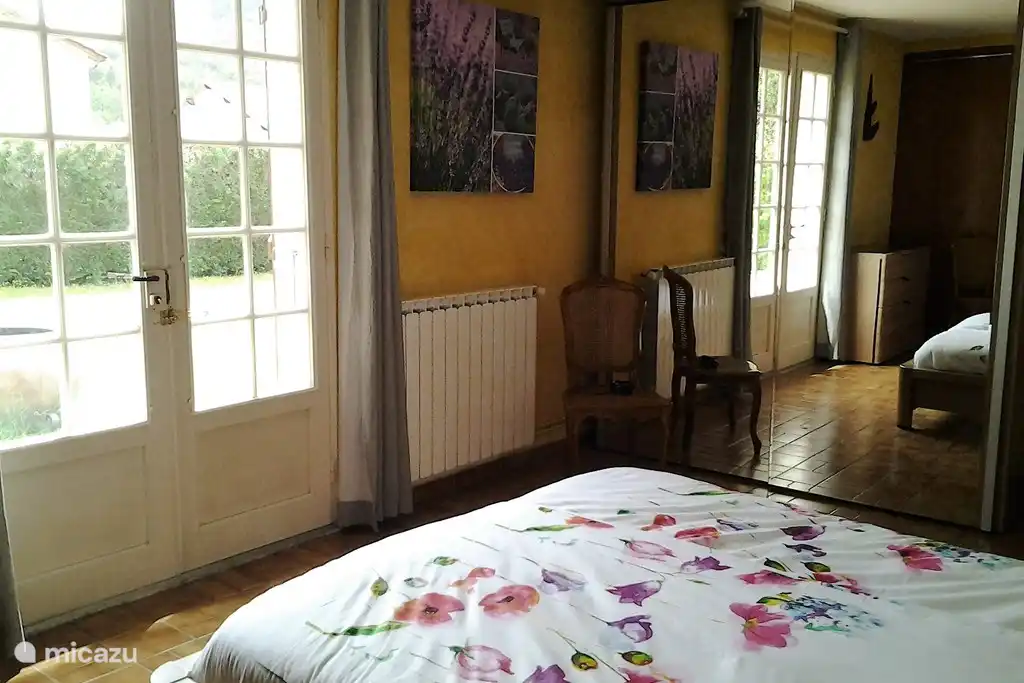 Amplio dormitorio con puertas de patio