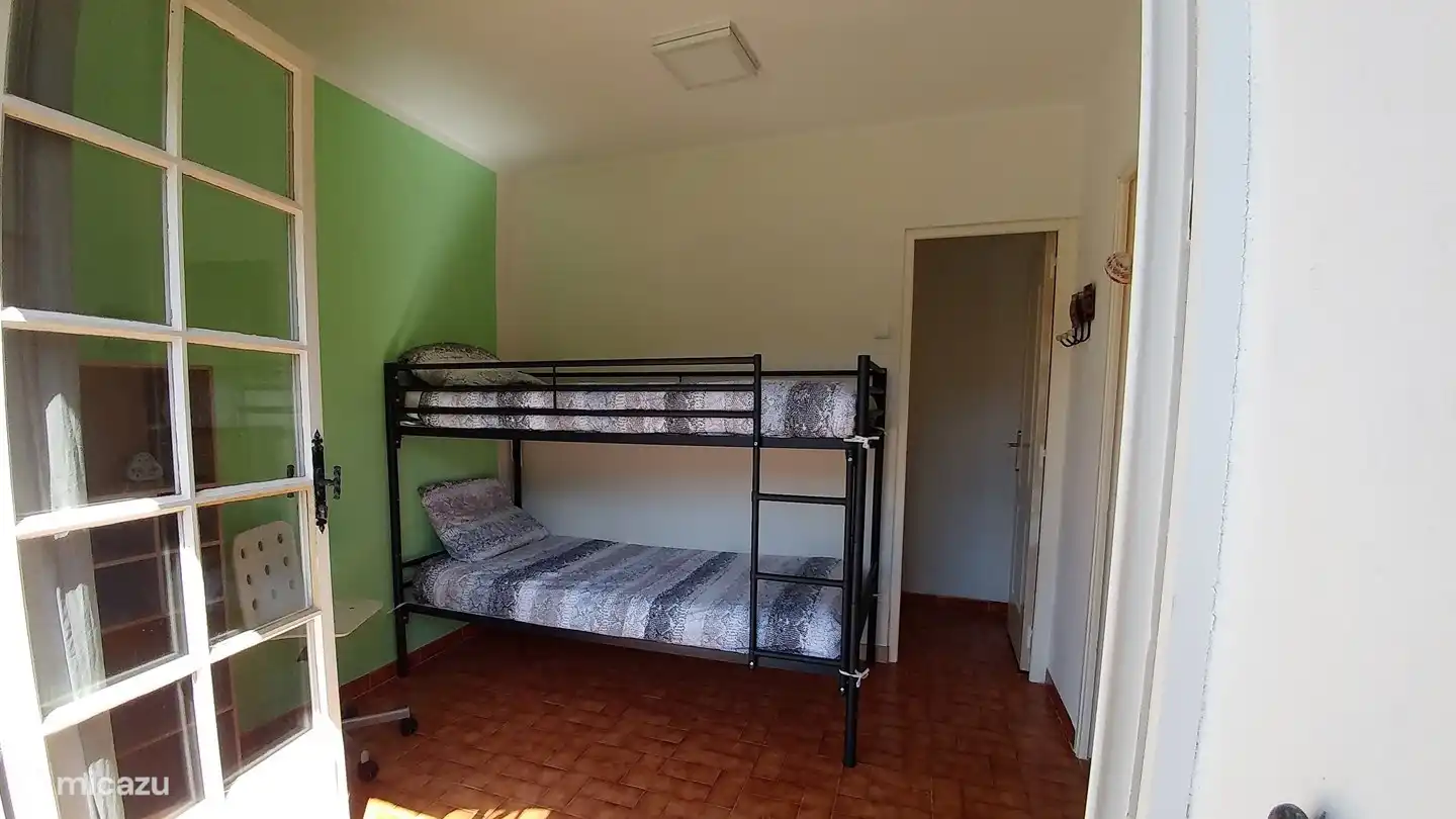 Pequeño dormitorio con entrada privada