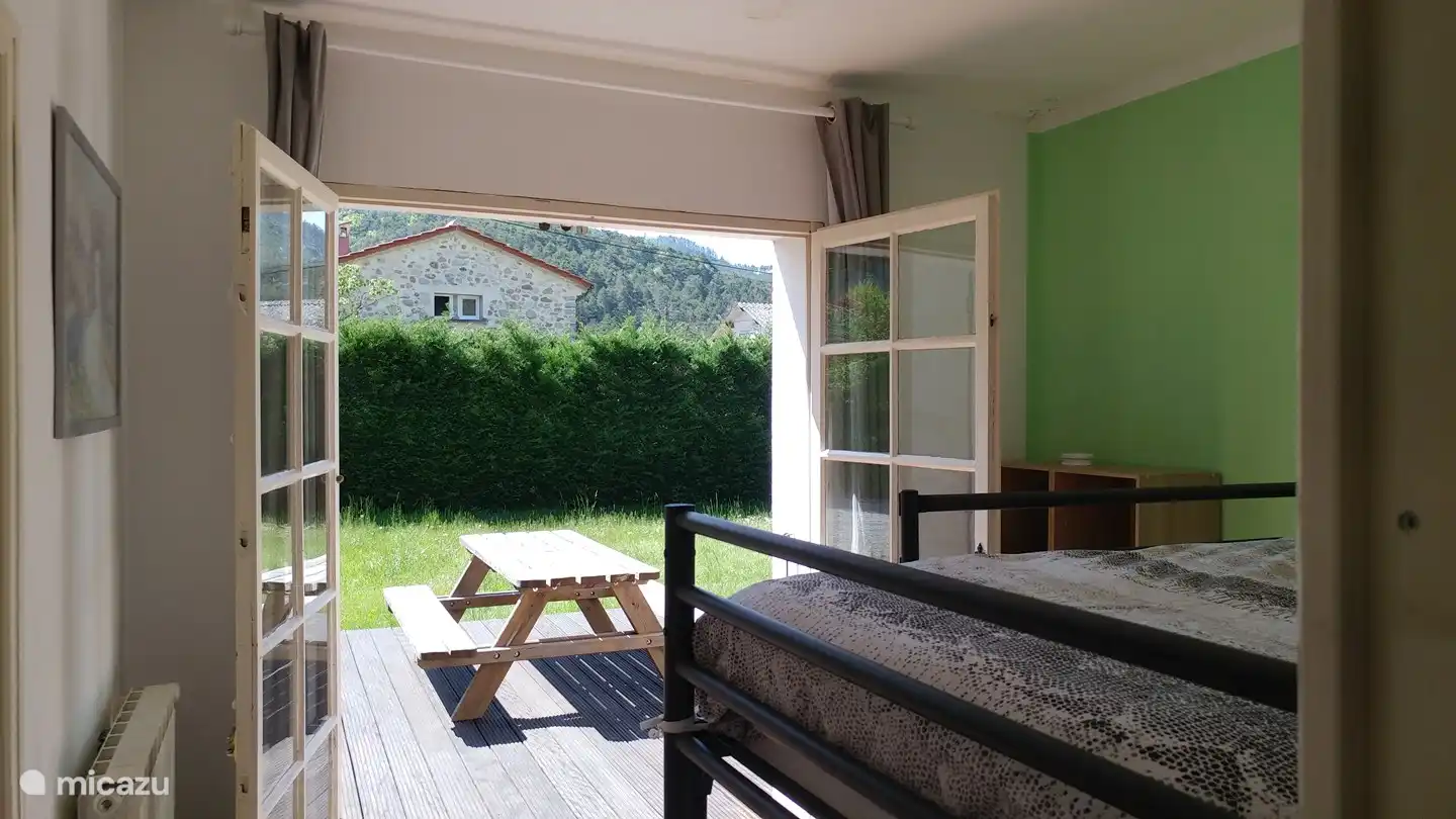 Dormitorio pequeño con literas y puertas de patio