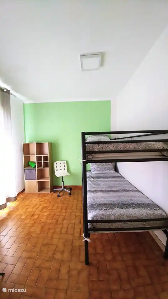 dormitorio con literas