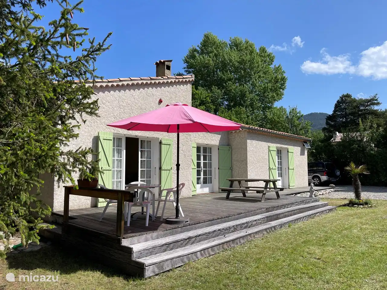 Frente con una soleada terraza para desayunar