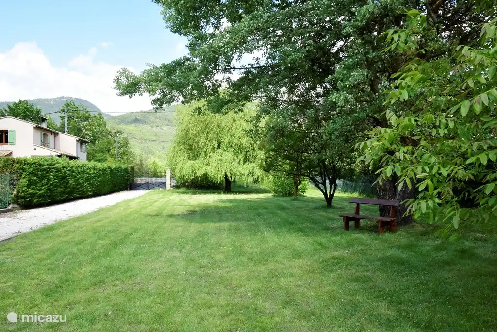 Jardín cerrado con valla de 1,7 m de altura