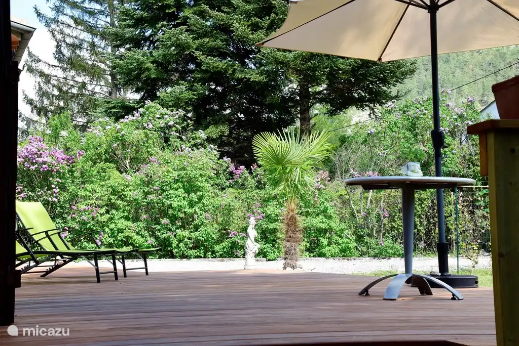 Amplia terraza al frente