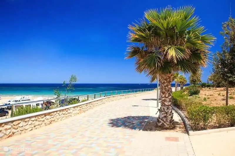 Boulevard entlang der schönen Strände