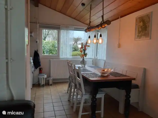 Location de Vacances Pays-Bas, Hollande du Nord, Schoorldam, bungalow - Rekere 111 à Schoorldam table à manger à côté de la cuisine