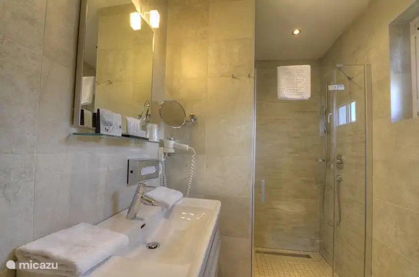 Sie haben zwei hochwertige Bäder, so können Sie immer eine gute, schöne eindruk machen!