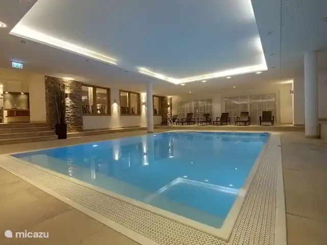 Resort de montaña Kaprun TopE20 en Austria, Salzburgo, Kaprun - apartamento El Kaprun Mountain Resort le ofrece una hermosa piscina cubierta.