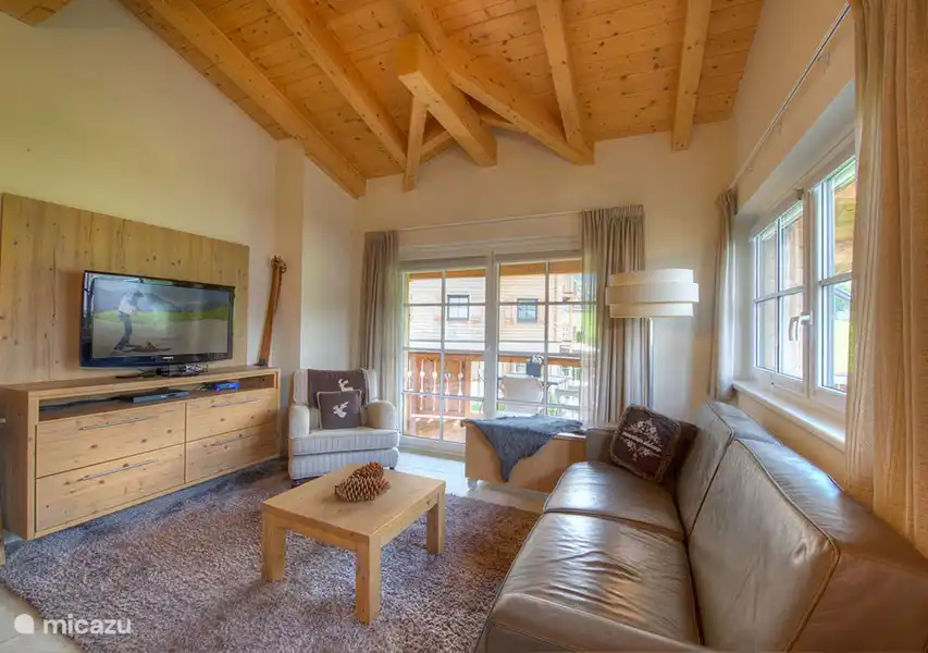 Nach einem erfolgreichen Tag in den Bergen können Sie das Nachleuchten Luxus Sofa im Wohnzimmer genießen. Hohe Decken mit sichtbaren Deckenbalken tragen zu einem geräumigen, entspannten Atmosphäre.