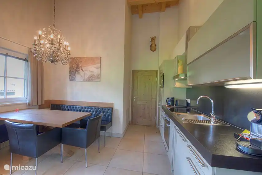 Eine schöne offene Küche ist der ideale Ort für die Vorbereitung köstlichen Mahlzeiten. Der Esstisch ist in der Nähe, so dass jeder, bei einem Glas Wein zu genießen, Ihre kulinarischen Fähigkeiten bewundern.