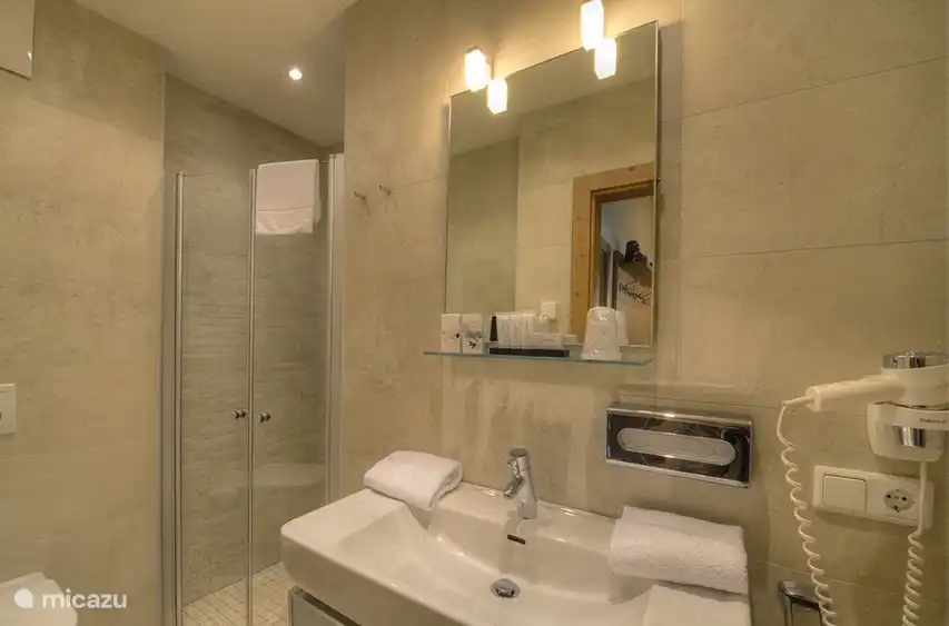 Sie haben zwei hochwertige Bäder, so können Sie immer eine gute, schöne eindruk machen!